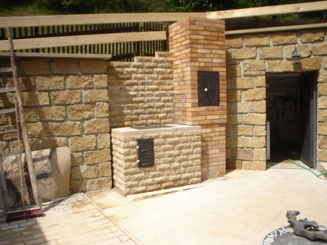 Venkovní pískovcový krb